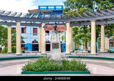 Vista simmetrica del busto Jose Marti in Plaza de Marte. La piazza pubblica è un luogo famoso e un'attrazione turistica della città. Foto Stock