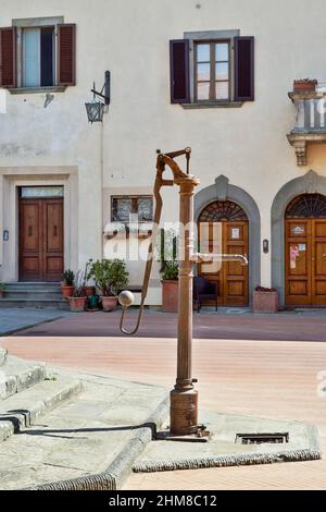 Vecchia pompa manuale dell'acqua, antica cisterna, Civitella in Val di Chiana, Toscana, Italia, Europa Foto Stock