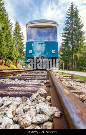 Vagone ferroviario passeggeri da una prospettiva bassa dalla ferrovia. Foto Stock