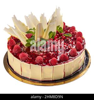 Cheesecake con condimento di salsa di melograno decorato con lampone, menta e cioccolato bianco isolato su sfondo bianco Foto Stock