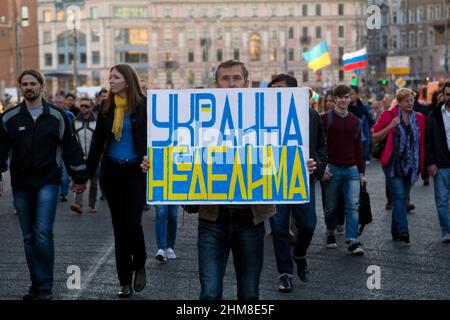 Mosca, Russia. 21st settembre 2014 Un uomo ha una bandiera con l'iscrizione "l'Ucraina è indivisibile" durante la marcia di pace da parte dell'anello del viale di Mosca centrale a sostegno del popolo ucraino e contro le azioni militari in Ucraina. Il banner recita: "L'Ucraina è indivisibile" Foto Stock