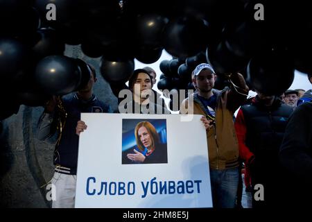 Mosca, Russia. 27th settembre 2014 Un uomo ha un poster con una foto del rappresentante ufficiale del Dipartimento di Stato degli Stati Uniti Jennifer Psaki e l'iscrizione 'la Parola uccide' all'azione del lutto 'Donetsk: Innocentemente ucciso” per i civili uccisi durante la guerra in Ucraina, sulla collina di Poklonnaya al monumento "la tragedia dei popoli" a Mosca, in Russia Foto Stock