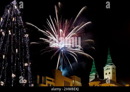 Vigilia di Capodanno con fuochi d'artificio nella città di Zilina, Slovacchia. Foto Stock