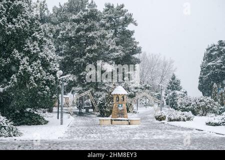 Gelendzhik, Russia, 24 gennaio 2022: Vista sulla città della piazza chiamata "città sorella di Hildesheim". Foto Stock