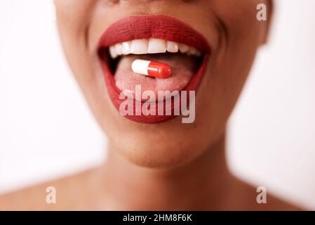 Questo mi farà sentire meglio. Scatto ritagliato di una giovane donna in posa in studio. Foto Stock