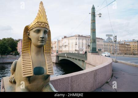 Scultura della Sfinge sul Ponte Egizio sul fiume Fontanka. Foto Stock