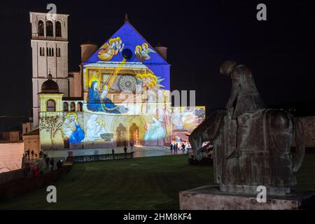 Via Cardinale Raffaele Merry del Val, luci natalizie, Video mappatura degli affreschi di Giotto nella facciata della Basilica di San Francesc Foto Stock