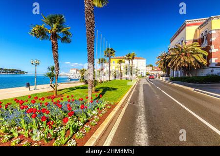 Strada vicino al porto nella città di Porec sul mare Adriatico in Croazia, Europa. Foto Stock