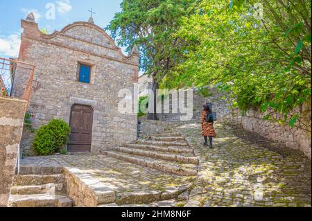 Rocca d'Orcia (Italia) - il piccolo borgo medievale della Toscana con antica torre del castello, nel comune di Castiglione d'Orcia, Val d'Orcia Foto Stock