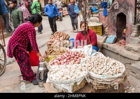 Kathmandu, Nepal - 17 novembre 2018: La donna vende verdure al mercato di strada a Kathmandu Foto Stock