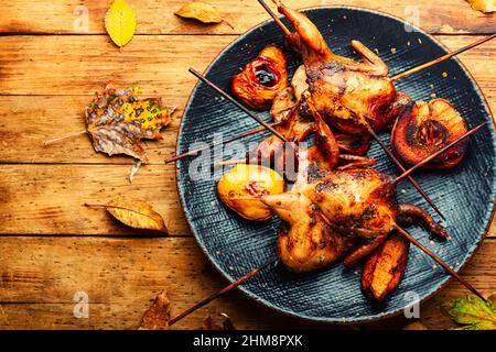 Delizioso partridge o quaglia alla griglia su spiedini. Carne barbecue Foto Stock