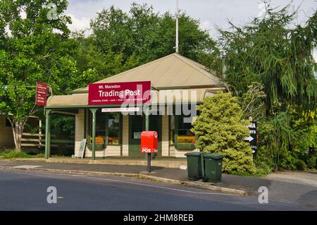 Mt Macedon Trading Post, un negozio generale, caffè e ufficio postale nel villaggio di Mount Macedon, non lontano da Melbourne, Australia. Foto Stock