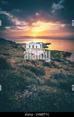 La Chiesa di Agios Nikolaos a Zakyntos, l'alba direttamente sul mare Foto Stock