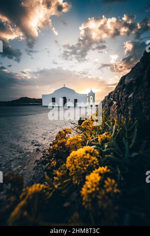 La Chiesa di Agios Nikolaos a Zakyntos, sulla spiaggia di San Nicola, alba direttamente sul mare. Paesaggio girato della chiesa dietro la chiesa il sole Foto Stock