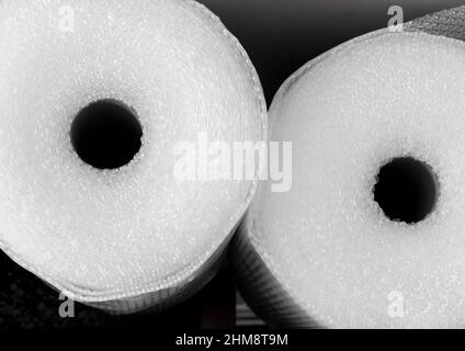 Rotoli di pellicola di plastica bianca in materiale polietilene trasparente Bubble Wrap. Foto Stock