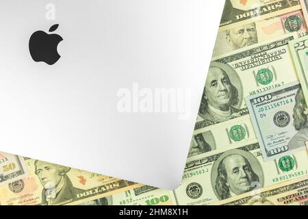 Apple MacBook Pro e Air. Moderno notebook su MacOS e chip M1. Contesto di affari con soldi del dollaro Foto Stock