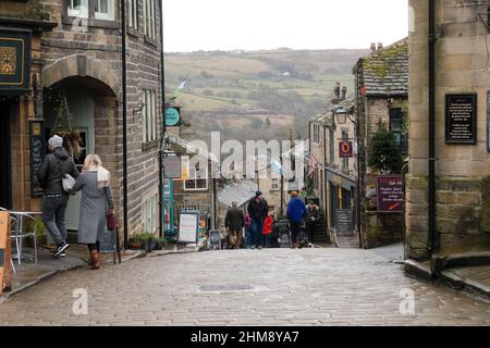 Haworth, Regno Unito: Main Street a Howarth, West Yorkshire attrae turisti da tutto il mondo grazie ai suoi collegamenti con le Bronte Sisters. Foto Stock