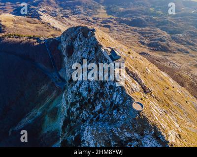 Il mausoleo Petar II Petrovic-Njegos sulla cima del monte Lovchen in Montenegro. Vista aerea, drone Foto Stock