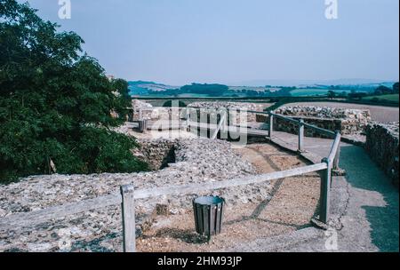 Il castello di Carisbrooke è uno storico castello di motte-and-bailey vicino a Newport, Isola di Wight, Inghilterra. Il sito era occupato in epoca pre-romana, le mura in rovina suggeriscono che vi erano edifici in epoca romana. Angolo sud-ovest. Scansione di archivio da un vetrino. Luglio 1975. Foto Stock