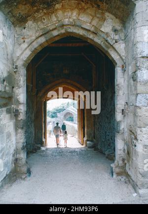 Il castello di Carisbrooke è uno storico castello di motte-and-bailey vicino a Newport, Isola di Wight, Inghilterra. Il sito era occupato in epoca pre-romana, le mura in rovina suggeriscono che vi erano edifici in epoca romana. Casa di controllo. Scansione di archivio da un vetrino. Luglio 1975. Foto Stock