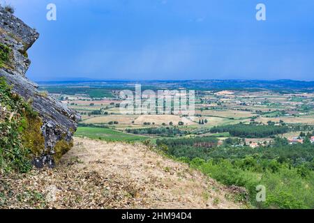 Vista sulla campagna, Castelo Rodrigo villaggio, Serra da Estrela, Beira alta, Portogallo Foto Stock