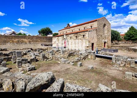 Cattedrale cattolica medievale smantellata e sito archeologico di scavo, villaggio di Idanha-a-Velha, Serra da Estrela, Beira alta, Portogallo Foto Stock