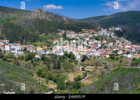 Vista sul villaggio di montagna di Sabugueiro, il villaggio più alto del Portogallo continentale, Serra da Estrela, Beira alta, Portogallo Foto Stock