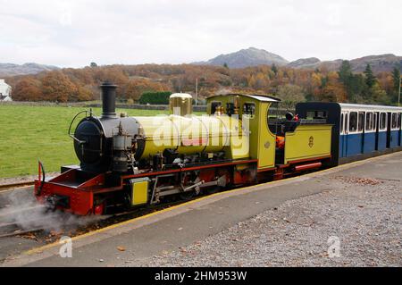 Ravenglass e Eskdale Railway Locomotiva Northern Rock pronti per la partenza dalla stazione di Dalegarth con un treno per Ravensglass. Foto Stock