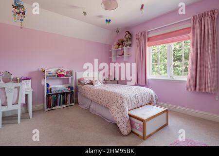 Burrough Green, Suffolk - Luglio 12 2018: Camera da letto dei giovani decorata prevalentemente in rosa con tessuti e arredi abbinati Foto Stock