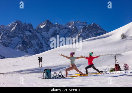 Francia. Hautes-Alpes (05) Parco Nazionale degli Ecrins, dalla cima del comprensorio sciistico Serre Chevalier, sessione di fitness nel cuore della natura con Rachel Bourg Foto Stock