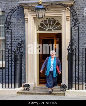 Downing Street, Londra, Regno Unito. 8th Feb 2022. Thérèse Coffey MP, Segretario di Stato per il lavoro e le pensioni, a Downing Street per la riunione settimanale del gabinetto. Credit: Malcolm Park/Alamy Live News Foto Stock