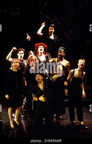 2nd ROW, LEFT: Trudie Styler, Sean Mathias Right: James Dreyfus 3rd ROW, Center: Regina Fong REAR TOP: Simon Fanshawe in ELEGIES FOR ANGELS, PUNKS AND RAGING QUEENS at the Criterion Theatre, London SW1 17/06/1993 a King’s Head 1992 produzione scritta e diretta da Bill Russell music: Janet Hood Costumes: Tim Heywood Foto Stock