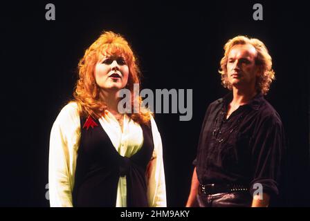Kim Crisswell, Sean Mathias in ELEGIES FOR ANGELS, PUNKS AND RAGING QUEENS at the Criterion Theatre, Londra SW1 17/06/1993 una produzione di King’s Head scritta e diretta da Bill Russell music: Janet Hood Costumes: Tim Heywood Foto Stock