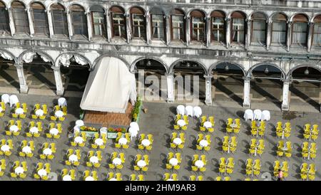 Le antiche Procuraties e Café in Piazza San Marco a Venezia, dall'alto. Foto Stock