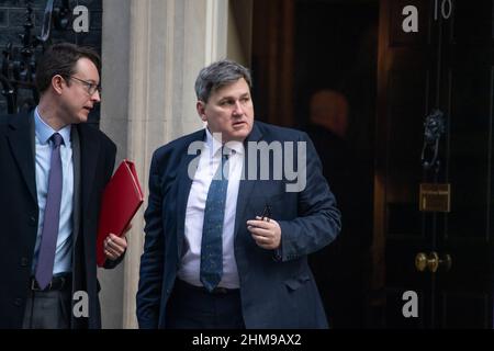 Downing Street, Londra, Regno Unito. 8th Feb 2022. Kit Malthouse MP, Ministro di Stato, Ministro del crimine e della polizia lascia 10 Downing Street con Simon Clarke MP dopo una riunione settimanale del gabinetto. Credit: Malcolm Park/Alamy Live News Foto Stock