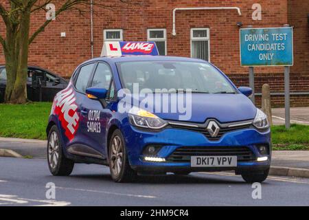 I candidati al test di guida DVSA firmano solo, i piloti che apprendono le auto che prendono il loro test. 2017 Renault Clio Dynamique S NAV dCi 1461cc diesel manuale a 5 marce in Southport, Merseyside, UK Foto Stock