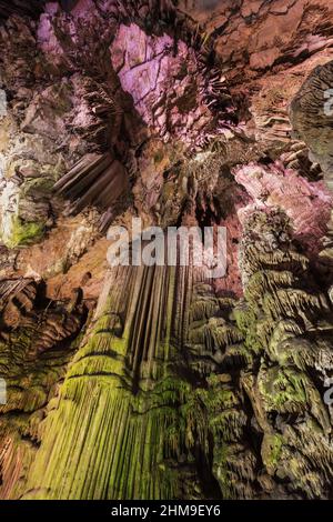 Vaste stalattiti nella Grotta di San Michele all'interno della Rocca di Gibilterra Foto Stock