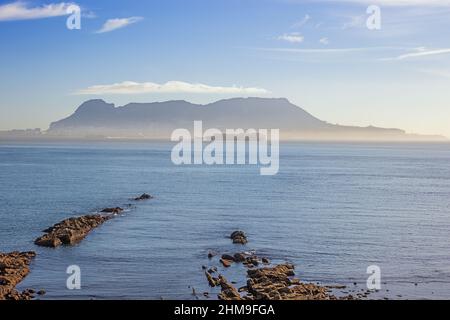 La baia di Gibilterra nella nebbia di mattina presto con la silhouette della roccia sullo sfondo Foto Stock
