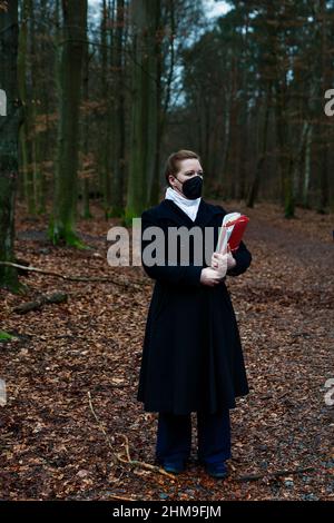 Berlino, Germania. 08th Feb 2022. Angelika Peck, giudice, si trova su un sentiero forestale nella foresta di Grunewald durante un'audizione in loco presso il tribunale distrettuale di Tiergarten nel processo di un forestiero del distretto di Berlino. L'uomo di 42 anni è accusato di omicidio negligente. Nel febbraio 2019, quando ha ispezionato gli alberi di Königsallee a Grunewald, egli ha trascurato il pericolo di caduta dell'acero norvegese di 100 anni. Il 28 ottobre 2019, l'albero cadde sulla macchina di una donna che morì in seguito all'incidente. Credit: Carsten Koall/dpa/Alamy Live News Foto Stock