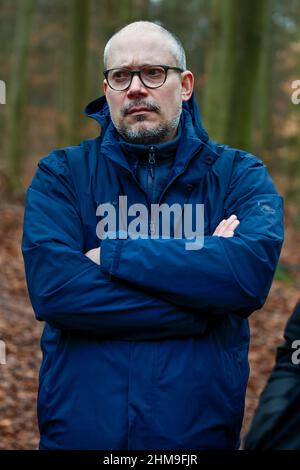 08 febbraio 2022, Berlino: Patrick pox, avvocato per vedovo e attore congiunto Hendrik Roeke, si trova su un sentiero forestale nella foresta di Grunewald durante un'audizione locale presso il tribunale distrettuale di Tiergarten nel processo di un forester del distretto di Berlino. Il forestatore di 42 anni è accusato di omicidio negligente. Nel febbraio 2019, quando ha ispezionato gli alberi di Königsallee a Grunewald, egli ha trascurato il pericolo di caduta dell'acero norvegese di 100 anni. Il 28 ottobre 2019, l'albero cadde sulla macchina di una donna che morì in seguito all'incidente. Foto: Foto Stock