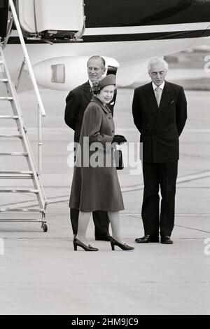 Regina Elisabetta II e Prince Philip Heathrow Airport 1988 ottobre Foto Stock