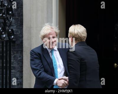 Londra, Regno Unito. 8th Feb 2022. Il primo ministro britannico Boris Johnson dà il benvenuto al primo ministro lituano Ingrida Šimonytė al n. 10 Downing Street. Credit: Uwe Deffner/Alamy Live News Foto Stock