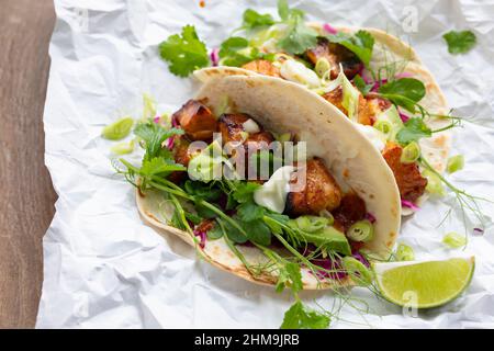 Risotto con fave, piselli verdi e piselli Foto Stock