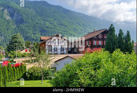 Case tradizionali e paesaggio epico a Lauterbrunnen Foto Stock