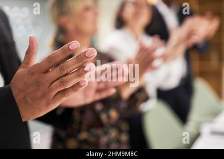 Gruppo di uomini d'affari che si applaude e applaude con le mani in ufficio Foto Stock
