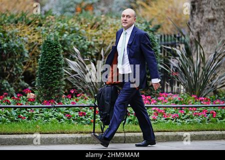 Andrew Griffith, direttore della Policy Unit numero 10, arriva a Downing Street, Londra, mentre il primo Ministro Boris Johnson riaffella il suo Gabinetto. Data immagine: Martedì 8 febbraio 2022. Foto Stock