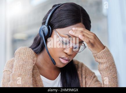 Im ha così sottolineato riguardo a questa scadenza. Shot di una donna d'affari che soffre con un'emicrania alla sua scrivania nel suo ufficio. Foto Stock