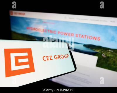 Smartphone con logo della società energetica ceca CEZ a.s. sullo schermo di fronte al sito Web aziendale. Messa a fuoco al centro-sinistra del display del telefono. Foto Stock