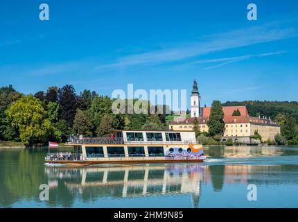 Gita in barca sulla locanda vicino Schaerding con il monastero di Vornbach sullo sfondo Foto Stock