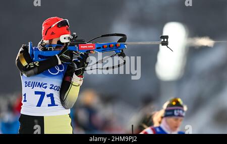 Zhangjiakou, Cina. 07th Feb 2022. Biathlon, Olimpiadi, individuali 15 km, donne al National Biathlon Centre. Franziska Preuss dalla Germania che spara al poligono di tiro. Credit: Hendrik Schmidt/dpa-/dpa/Alamy Live News Foto Stock